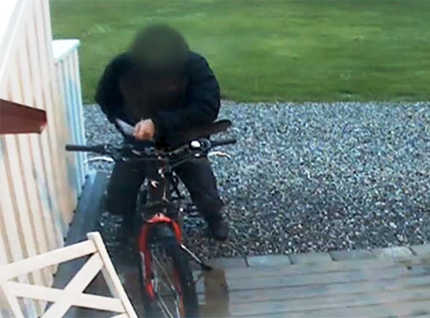 Polisi Buru Pria yang Terekam Kamera Sedang `Setubuhi` Sepeda